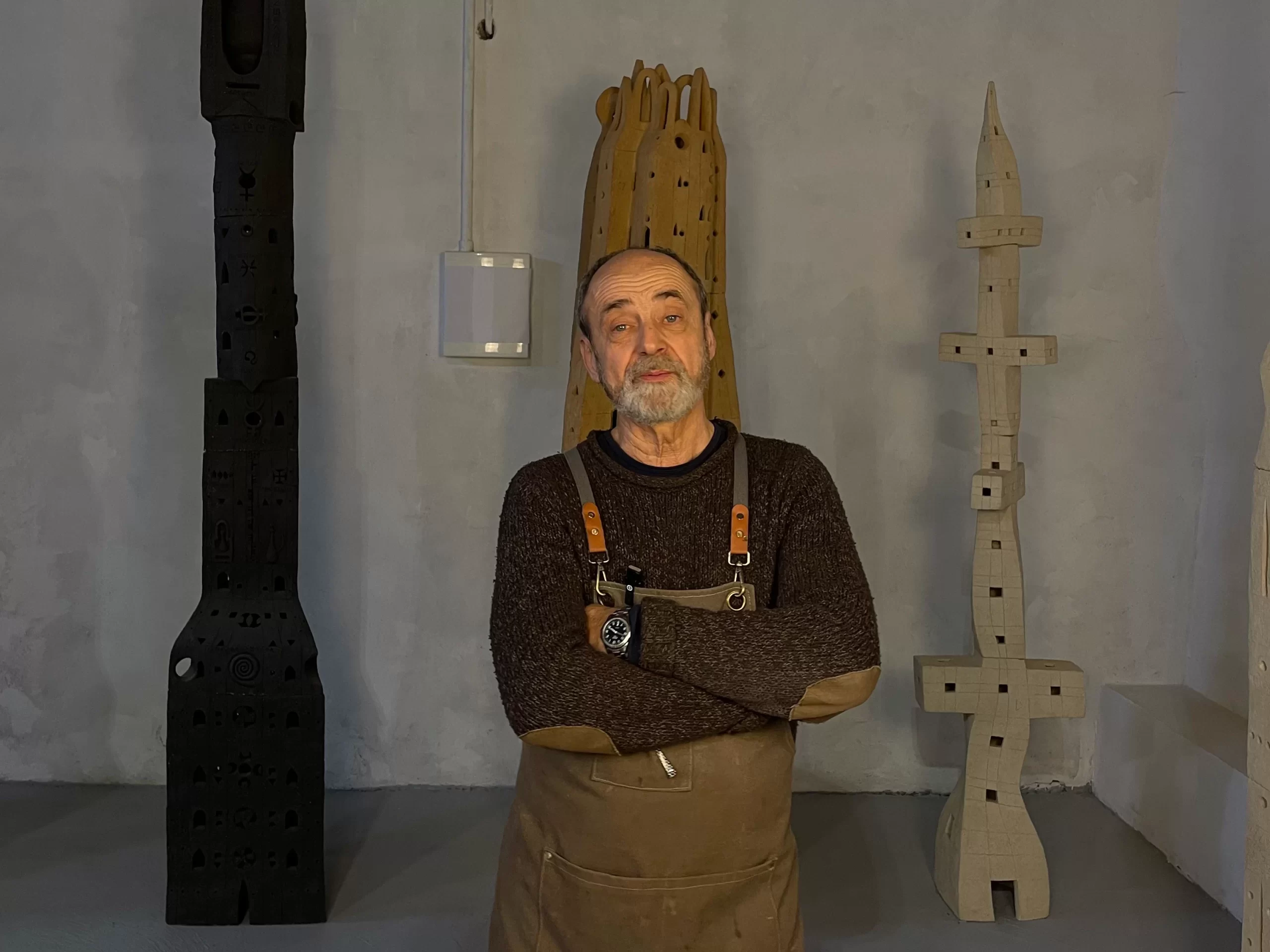 Fotografia de l'artista posant amb 3 obres rere seu